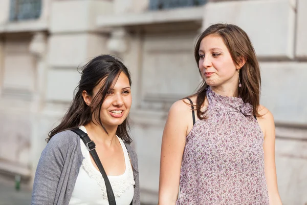 Två unga kvinnor promenader i staden — Stockfoto