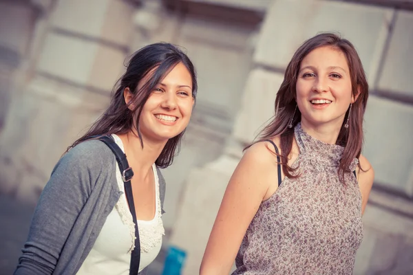 Две молодые женщины, гуляющие по городу — стоковое фото