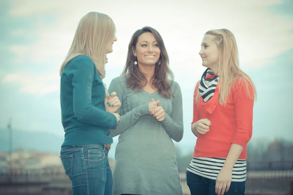 Trois femmes bavardant en plein air — Photo
