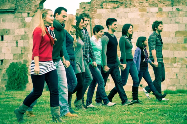 Multiculturele groep lopen samen — Stockfoto