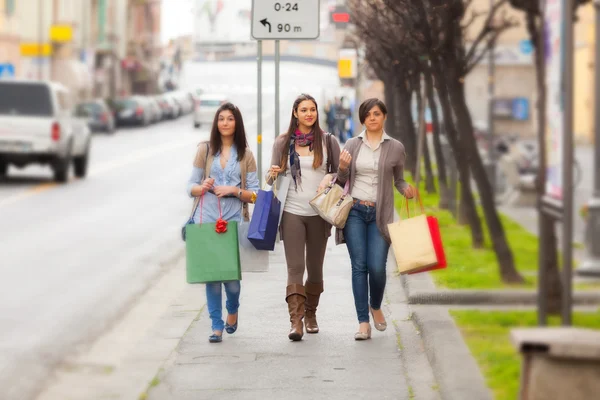 Három szép fiatal nők csinál vásárlás — Stock Fotó