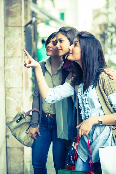Mladé ženy před obchod s oblečením — Stock fotografie