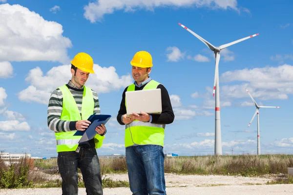 Dva inženýři v elektrárně Větrná turbína — Stock fotografie