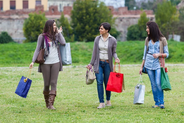 Mladé ženy v parku po nakupování — Stock fotografie