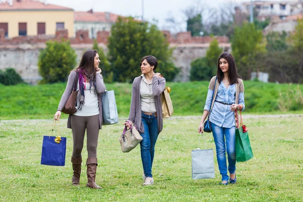Jonge vrouwen in park na het winkelen — Stockfoto