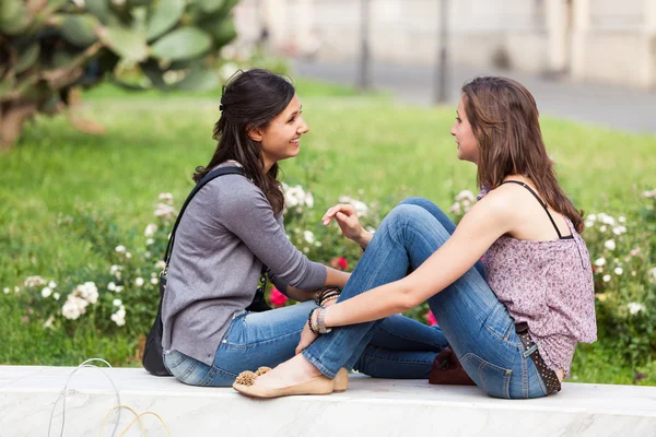 在公园的长凳上，两名年轻妇女 — 图库照片