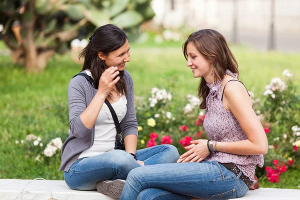在公园的长凳上，两名年轻妇女 — 图库照片