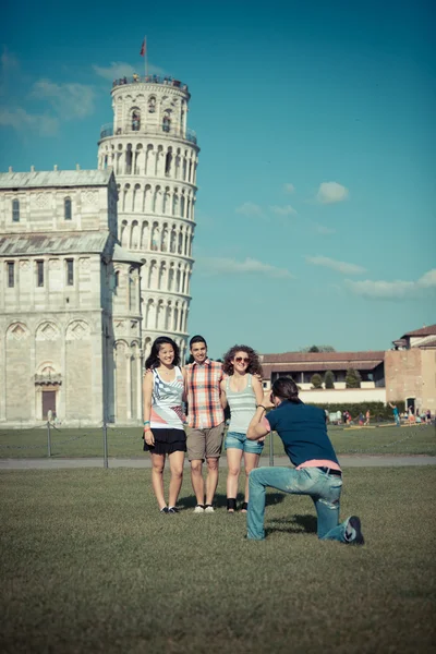 Gruppo di amici che scattano foto con la Torre Pendente di Pisa sullo sfondo — Foto Stock