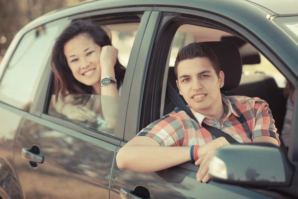 Хлопчик і дівчинка в машині виїжджають на відпустку — стокове фото