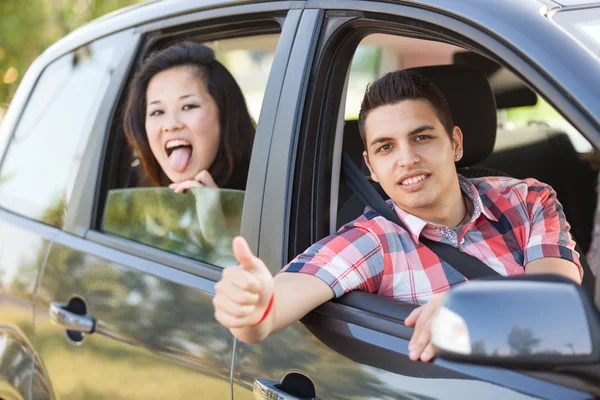 Menino e menina em um carro partindo para férias — Fotografia de Stock