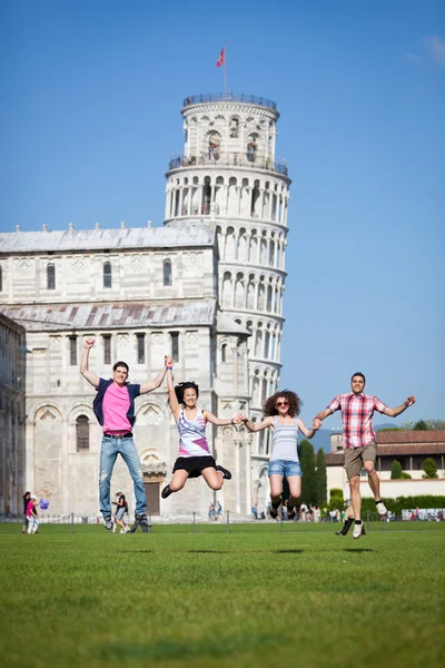 Pisa leaning tower ile zemin üzerine atlayarak arkadaş grubu — Stok fotoğraf