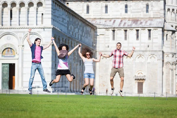 Група друзів стрибки з Пізи Пізанська вежа на тлі — стокове фото
