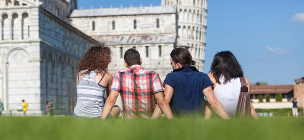 Vier Freunde im Urlaub zu Besuch in Pisa — Stockfoto