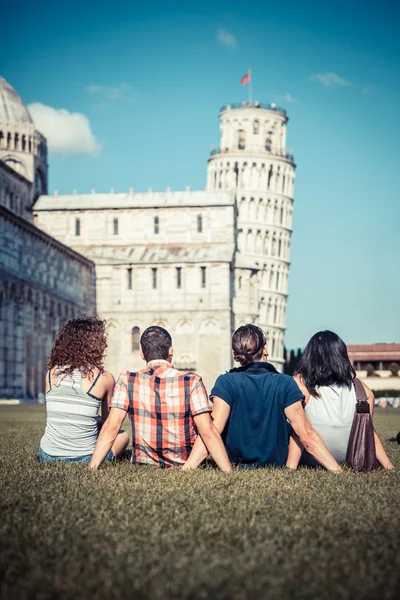 Fyra vänner på semester besöker pisa — Stockfoto