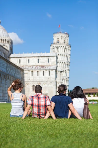 Vier Freunde im Urlaub zu Besuch in Pisa — Stockfoto