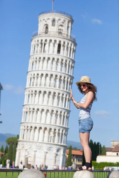 Chica joven con la torre inclinada de Pisa — Foto de Stock