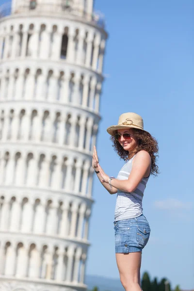 ピサの斜塔を持つ若い女の子 — ストック写真