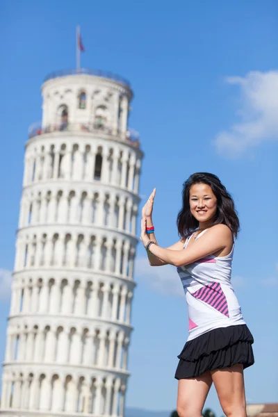 Menina chinesa com torre inclinada de Pisa — Fotografia de Stock
