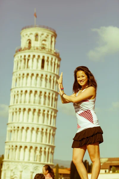 Chinesische Mädchen mit schiefen Turm von Pisa — Stockfoto
