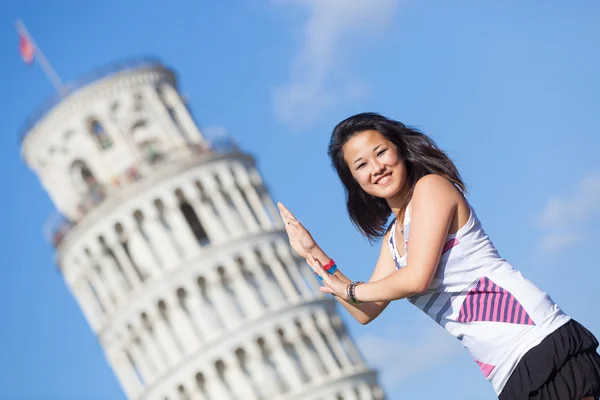 Chiński dziewczynka z Krzywa Wieża w Pizie — Zdjęcie stockowe