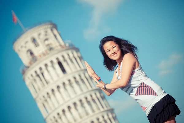 Menina chinesa com torre inclinada de Pisa — Fotografia de Stock