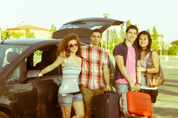 Vier vrienden klaar om te vertrekken voor vakantie — Stockfoto
