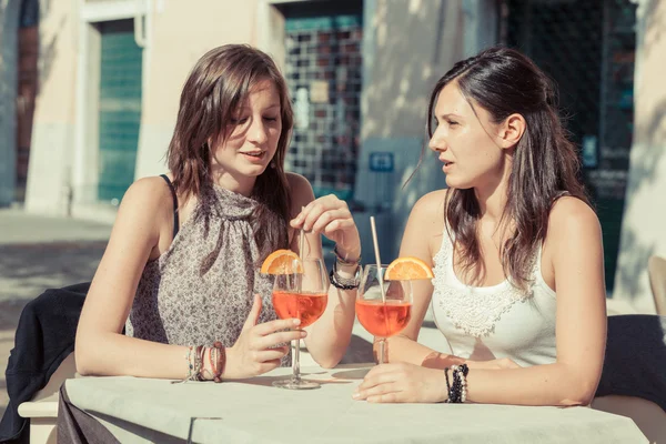 Две молодые женщины с холодным напитком — стоковое фото