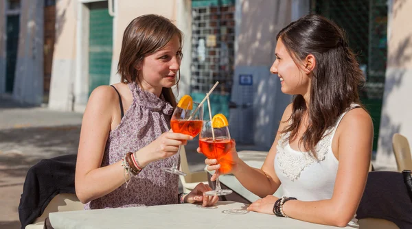 Δύο νέες γυναίκες πανηγυρίζουν με κρύα ποτά — Φωτογραφία Αρχείου