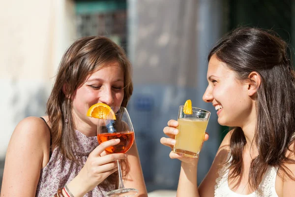 Duas jovens mulheres com uma bebida fria — Fotografia de Stock