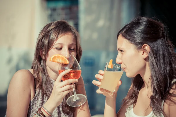 冷たいドリンクを飲みながら二人の若い女性 — ストック写真