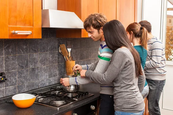 Szczęśliwa para wielorasowe w kuchni — Zdjęcie stockowe
