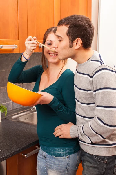 Mulher dando a seu marido um gosto — Fotografia de Stock