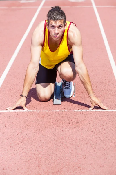 Mužský atlet před začátkem závodu — Stock fotografie