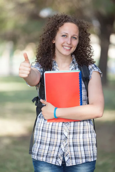 Jonge mooie vrouwelijke student met duim omhoog — Stockfoto