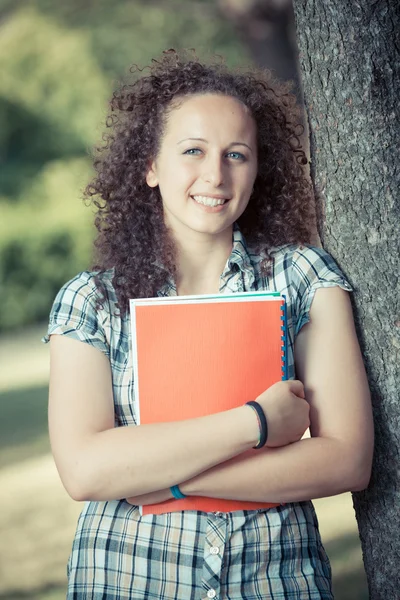 Młody piękny kobiet student w parku — Zdjęcie stockowe