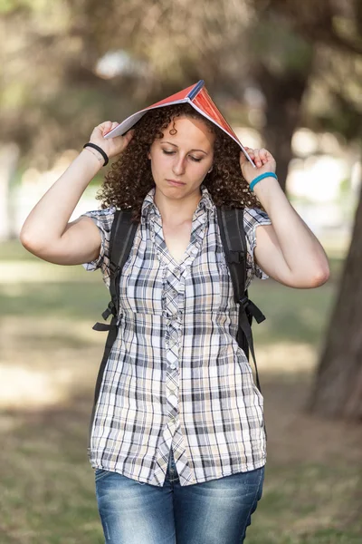 Estudante feminina triste no Parque — Fotografia de Stock