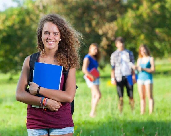 年轻的女学生在公园 — 图库照片