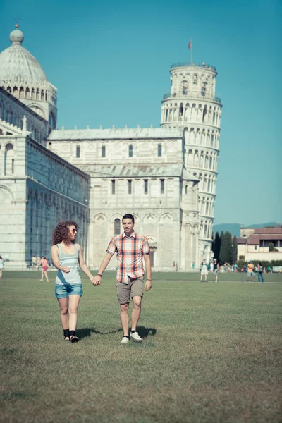 Jonge paar toeristen in Pisa — Stockfoto