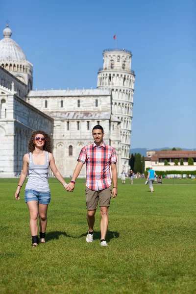 Νεαρό ζευγάρι τουριστών στην Πίζα — Φωτογραφία Αρχείου