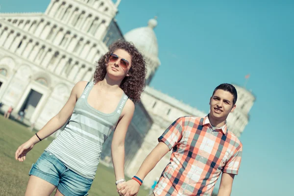 Pisa 'da Genç Bir İki Turist — Stok fotoğraf