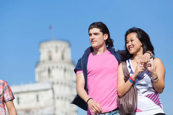 Jovem casal de turistas em Pisa — Fotografia de Stock