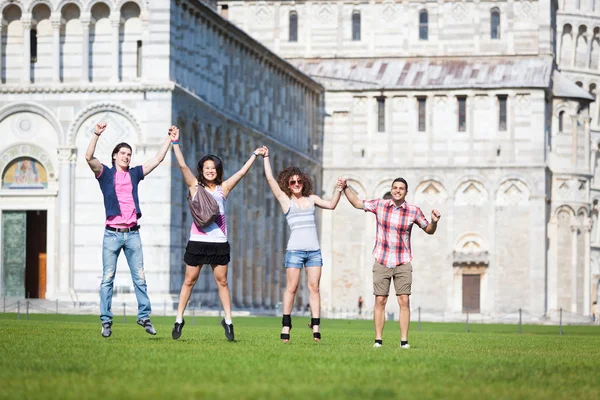 Grupo de Amigos Saltando com Pisa Torre Inclinada em Fundo — Fotografia de Stock
