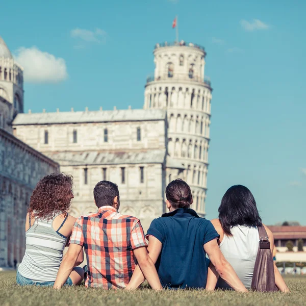 Four Friends on Vacation Visiting Pisa — Stock Photo, Image