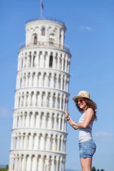 Chica joven con la torre inclinada de Pisa — Foto de Stock