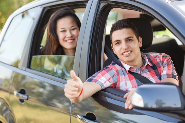 Erkek ve kız için tatil bırakarak bir arabada — Stok fotoğraf