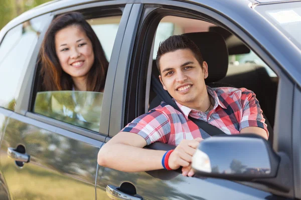 Junge und Mädchen im Auto auf dem Weg in den Urlaub — Stockfoto