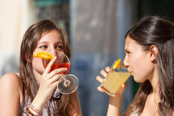 Две молодые женщины с холодным напитком — стоковое фото