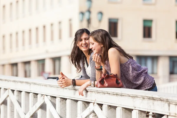 Twee vrouwen praten in de stad — Stockfoto