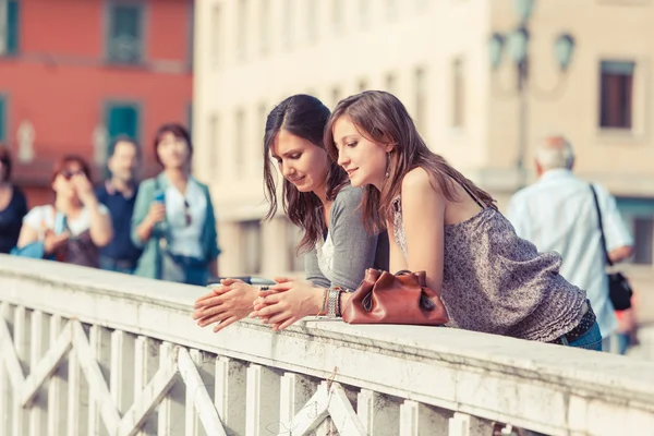 Two Women Talking in the City — Stock Photo, Image