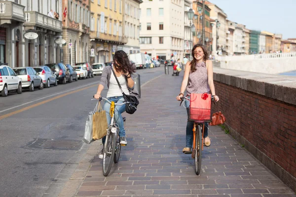 Två vackra kvinnor som kommer med cykel — Stockfoto